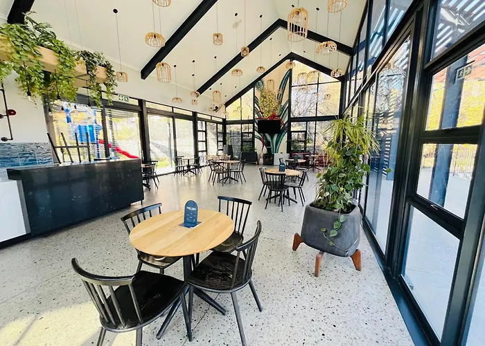 12 Elizabeth Place - Beautiful Self Catering 2 Bedroom Unit Next To Kyalami Racetrack With Free Wifi - Swimming Pool Gym And Restaurant - Perfect For A Small Family In Midrand Waterfall
